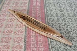 f2017cmpltmpl12: curly maple top/bottom, black walnut 2nd layers, tiger maple center. 5.0 oz., 14 5/8″L, 1 3/4″W, 1 1/16″H, 4 3/4″ tip to nearest cavity end. Fits 4″ bobbins.
