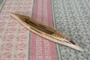 f2017fmgotmpl14: figured mango top/bottom, black walnut 2nd layers, tiger maple center. 3.9 oz., 13 1/2″L, 1 3/4″W, 1 1/16″H, 4 1/8″ tip to nearest cavity end. Fits 4″ bobbins.