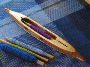 QShuttle4: Bird's eye maple top/bottom, walnut center. 2.4oz. 12 1/8"L,  1 5/16"W, 3/4" H, 5 1/2" cavity end to tip. Fits 4" quills