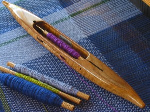 QShuttle10: Black walnut top/bottom, curly white oak center. 3.7oz. 14"L, 1 5/16"W, 13/16" H, 5 1/2" cavity end to tip. Fits 4" quills