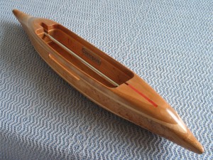 f2016cherrymapl11: curly cherry top/bottom, curly maple 2nd layers,  bird's eye maple center. 3.9 oz.,12"L, 1 3/4"W, 1 1/8"H, 3 1/2" tip to nearest cavity end. Fits 4" bobbins.