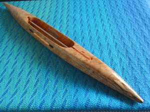 fq42016maplbrloak26: maple burl top/bottom, curly white oak center. Brazilian ebony yarn slot inserts. 3.2 oz., 15 1/4″L, 1 3/8″W, 13/16″H, 5 1/8” tip to nearest cavity end. Takes 4” quills