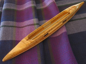 f2015Qmaple30: figured curly maple top/bottom, tiger maple 2nd layers, dark bird’s eye maple center. Brazilian ebony yarn slot inserts. 3.4 oz., 14″L, 1 1/2″W, 7/8″H, 3 1/2” tip to nearest cavity end. Takes 6” quills. 