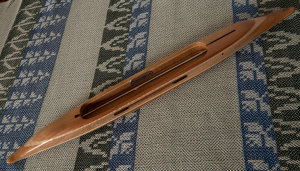 f2018Qcherrymesq2: Curly cherry top/bottom, maple 2nd layers, mesquite center. Brazilian ebony yarn slot inserts. 4.3 oz., 16″L, 1 1/2″W, 13/16 ″H, 4 1/2″ tip to nearest cavity end. Fits 6″ quills.